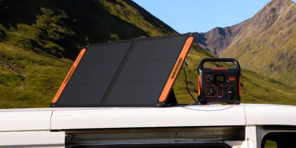 Le Jackery Générateur Solaire 500 et ses accessoires rangés dans une boîte de transport, prêts pour l'aventure