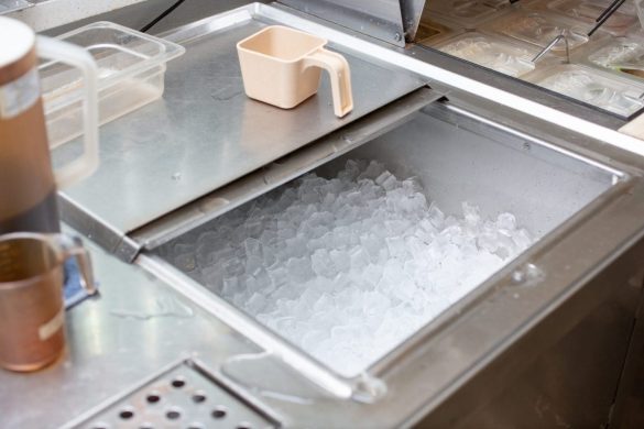 Un assortiment coloré de "Bacs à Glaçons" en silicone et plastique, présentant diverses formes originales, idéal pour rafraîchir les boissons avec style