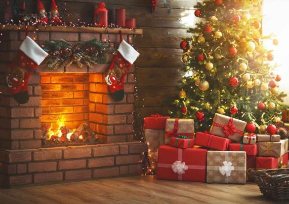 Foyer de Noël avec un sapin décoré et des cadeaux emballés.