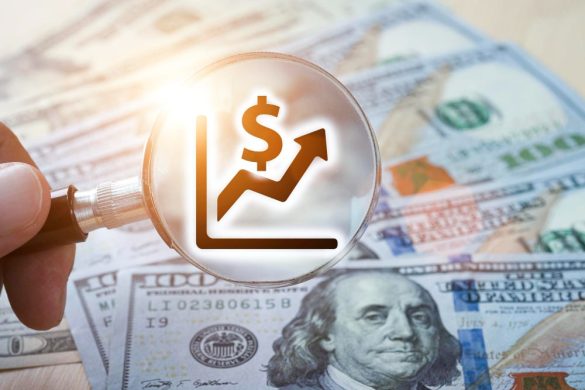 Main tenant une loupe sur un graphique d'investissement en hausse au-dessus de billets de cent dollars, symbolisant la croissance du Dollar-Cost Averaging