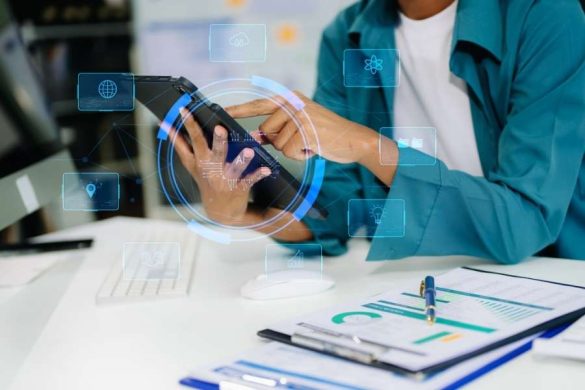Un professionnel utilise une tablette tactile affichant des icônes holographiques et technologiques d'intelligence artificielle.