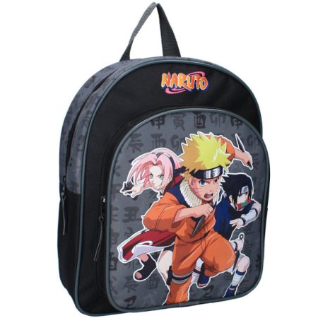 Un sac à dos noir et gris orné d'une illustration de Naruto Uzumaki, Sasuke Uchiha et Sakura Haruno sur le compartiment principal, avec le logo Naruto en orange et jaune en haut, sur un fond blanc uni.